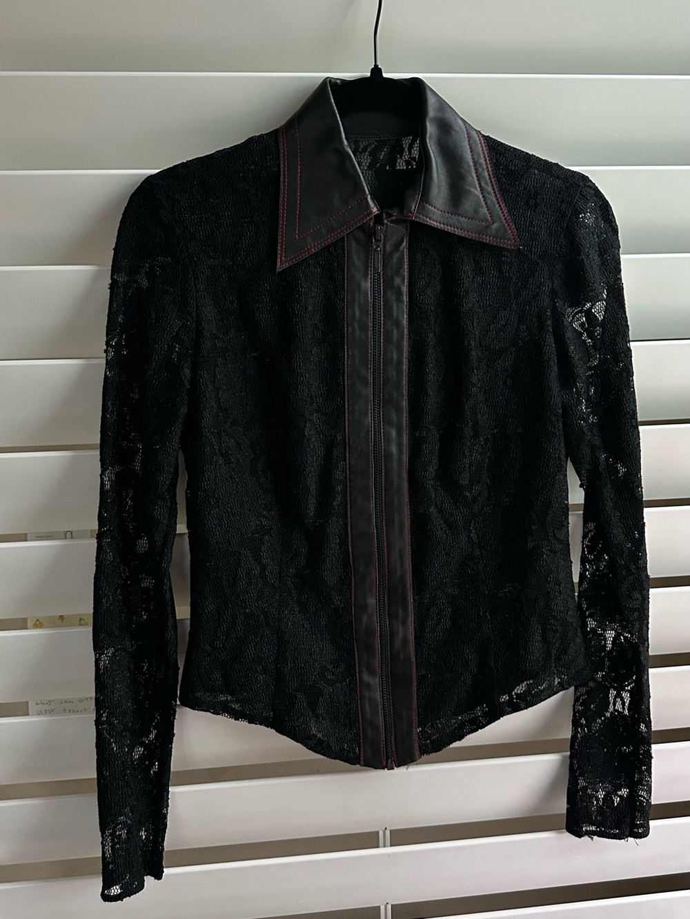2000S ALBERTO MIKALI BLACK LACE ZIP FRONT TOP WITH LEATHER COLLAR SIZE-4 XS